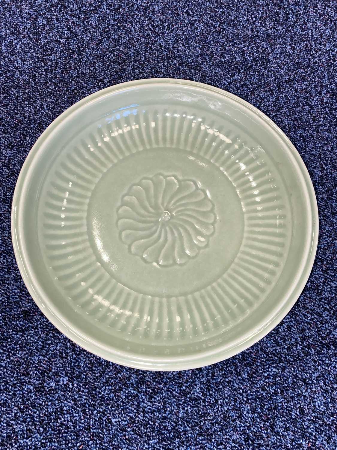 CHINESE CELADON DISH LATE 19TH/EARLY 20TH CENTURY - Image 3 of 6