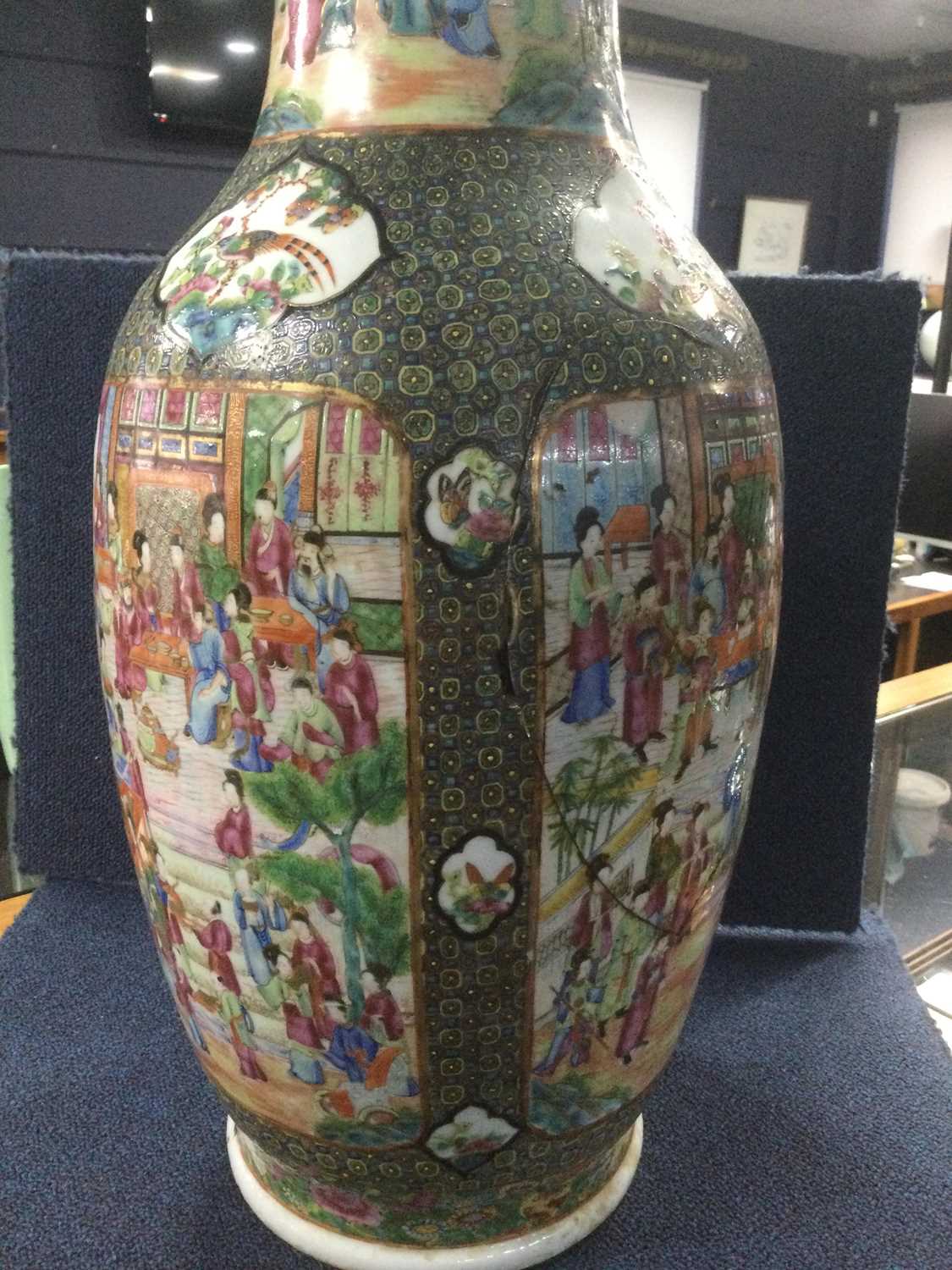 CHINESE CANTON FAMILLE ROSE VASE EARLY/MID 19TH CENTURY - Image 7 of 9