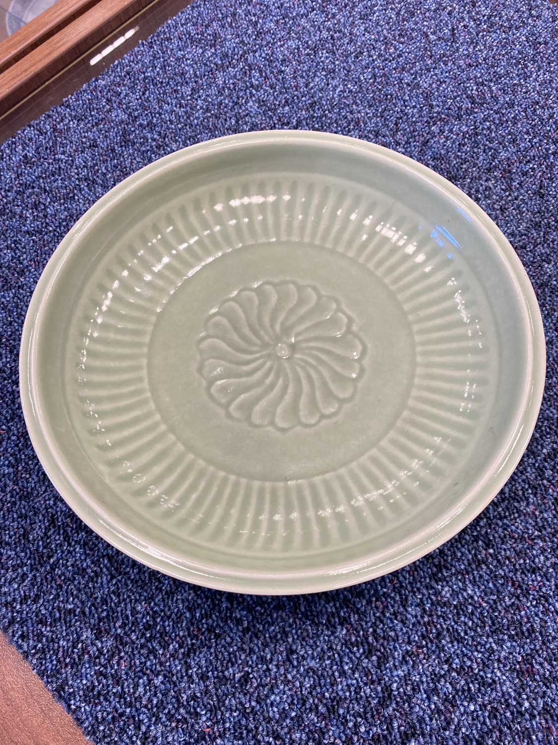 CHINESE CELADON DISH LATE 19TH/EARLY 20TH CENTURY - Image 4 of 6