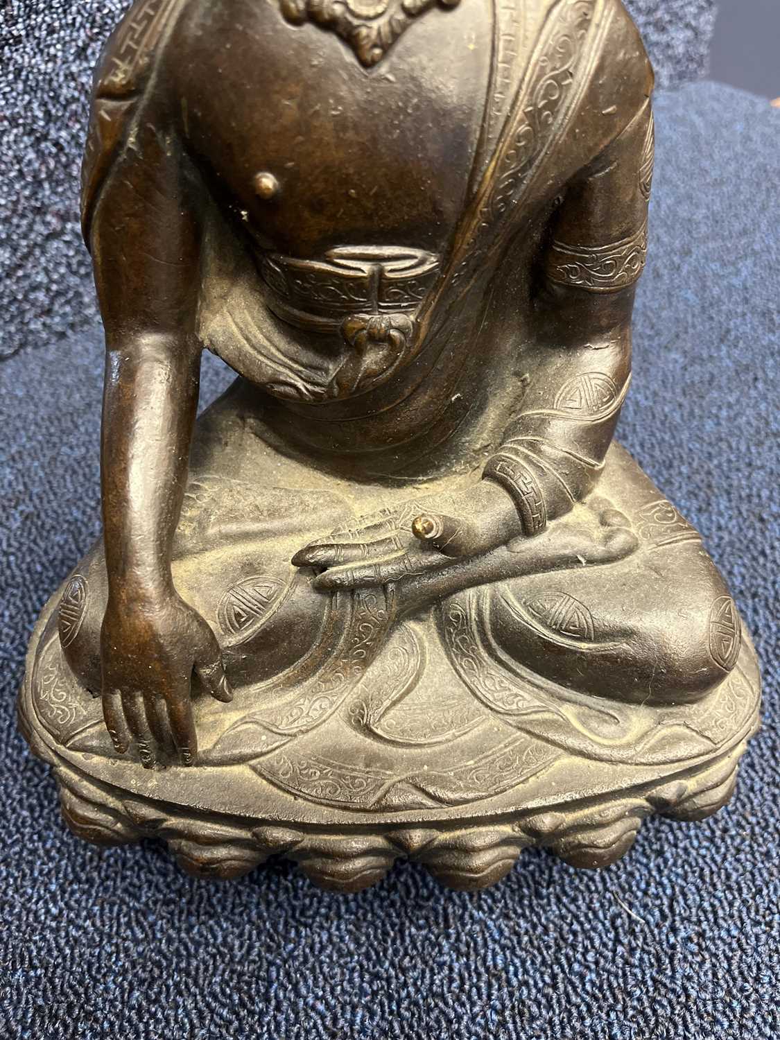 CHINESE CAST BRONZE BUDDHA SHAKYAMUNI LIKELY LATE 19TH/EARLY 20TH CENTURY - Image 4 of 7