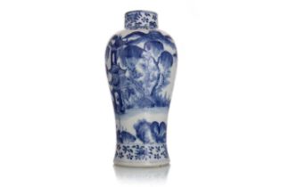 CHINESE BLUE AND WHITE VASE, 20TH CENTURY