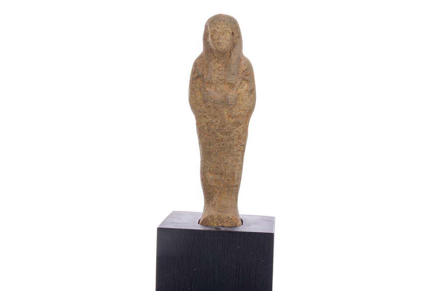 AN EGYPTIAN USHABTI ON STAND AND SMALL FAIENCE PENDANT - Bild 3 aus 3