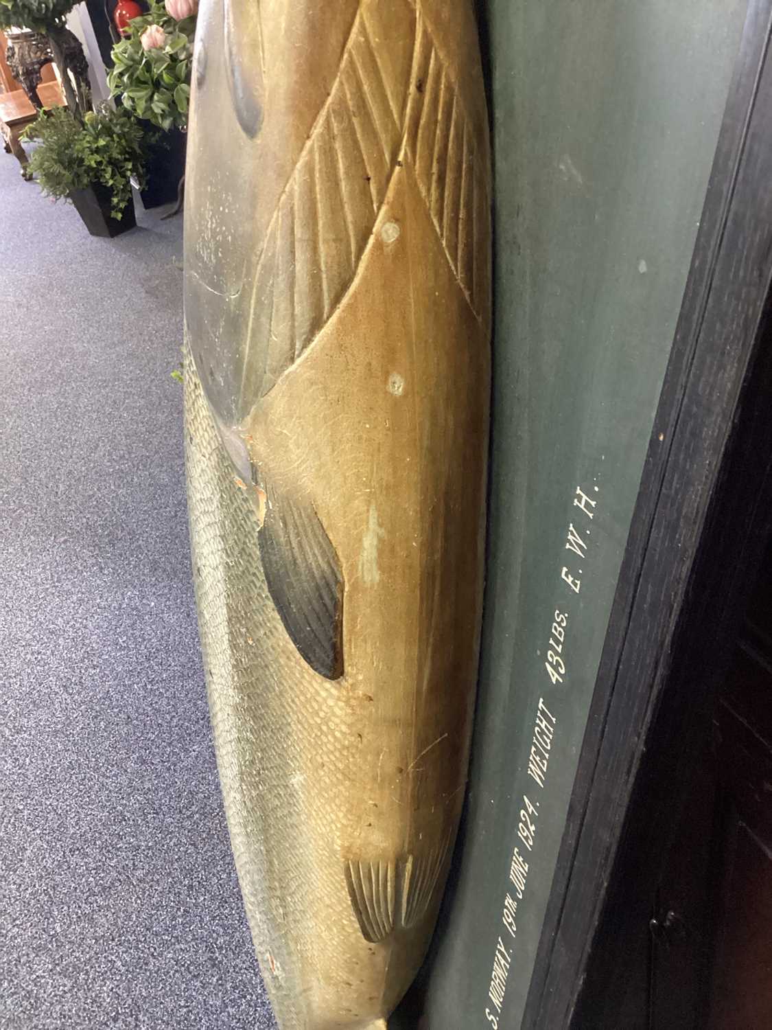 AN EARLY 20TH CENTURY FOLK ART CARVED AND PAINTED WOOD MODEL OF AN ATLANTIC SALMON - Image 18 of 21