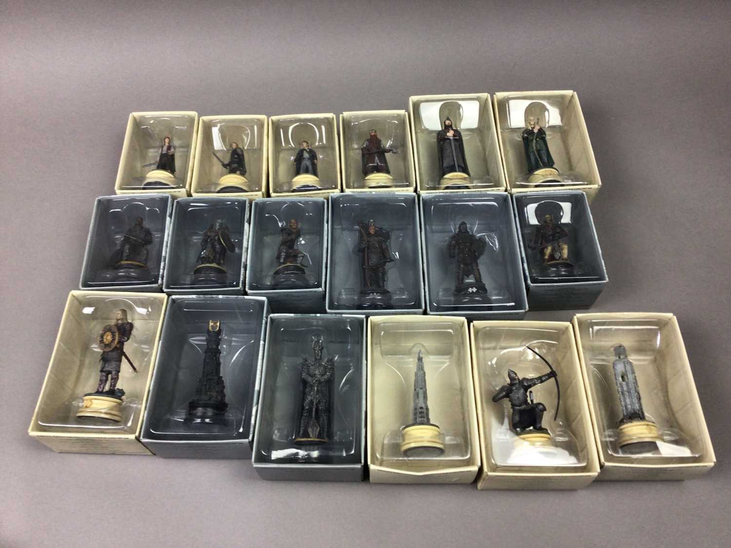 THE LORD OF THE RINGS CHESS SET BY EAGLEMOSS - Image 3 of 4