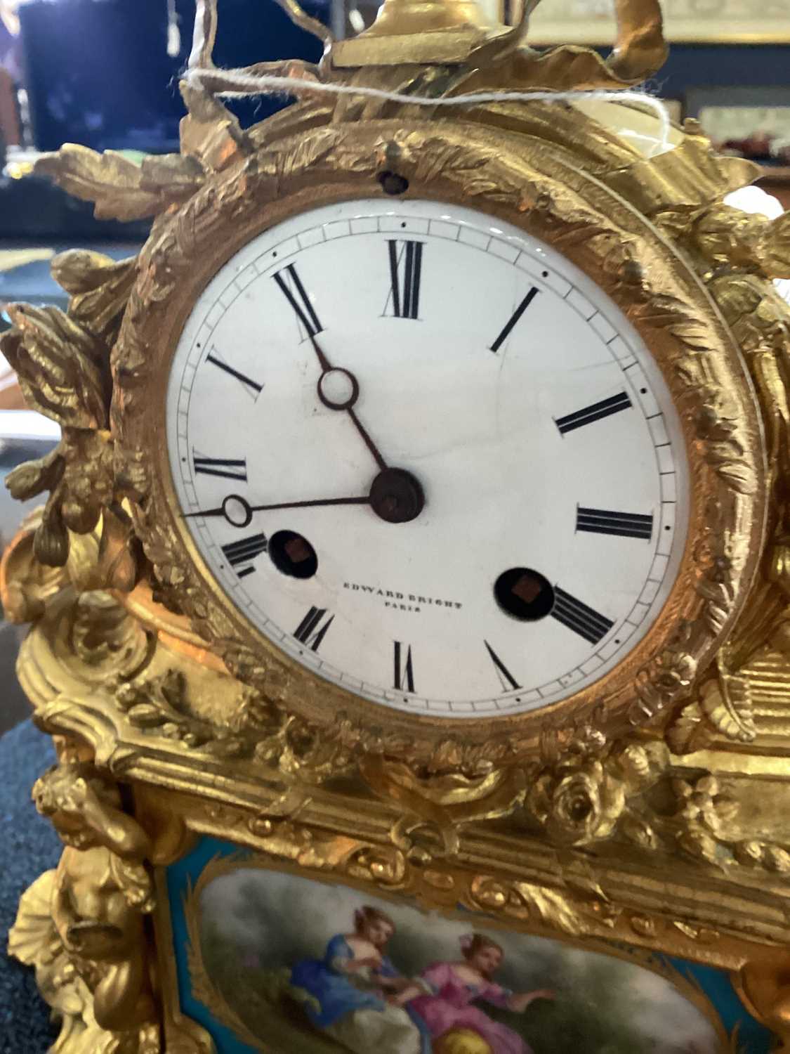 A LATE 19TH CENTURY FRENCH PORCELAIN AND ORMOLU MANTEL CLOCK - Image 6 of 9