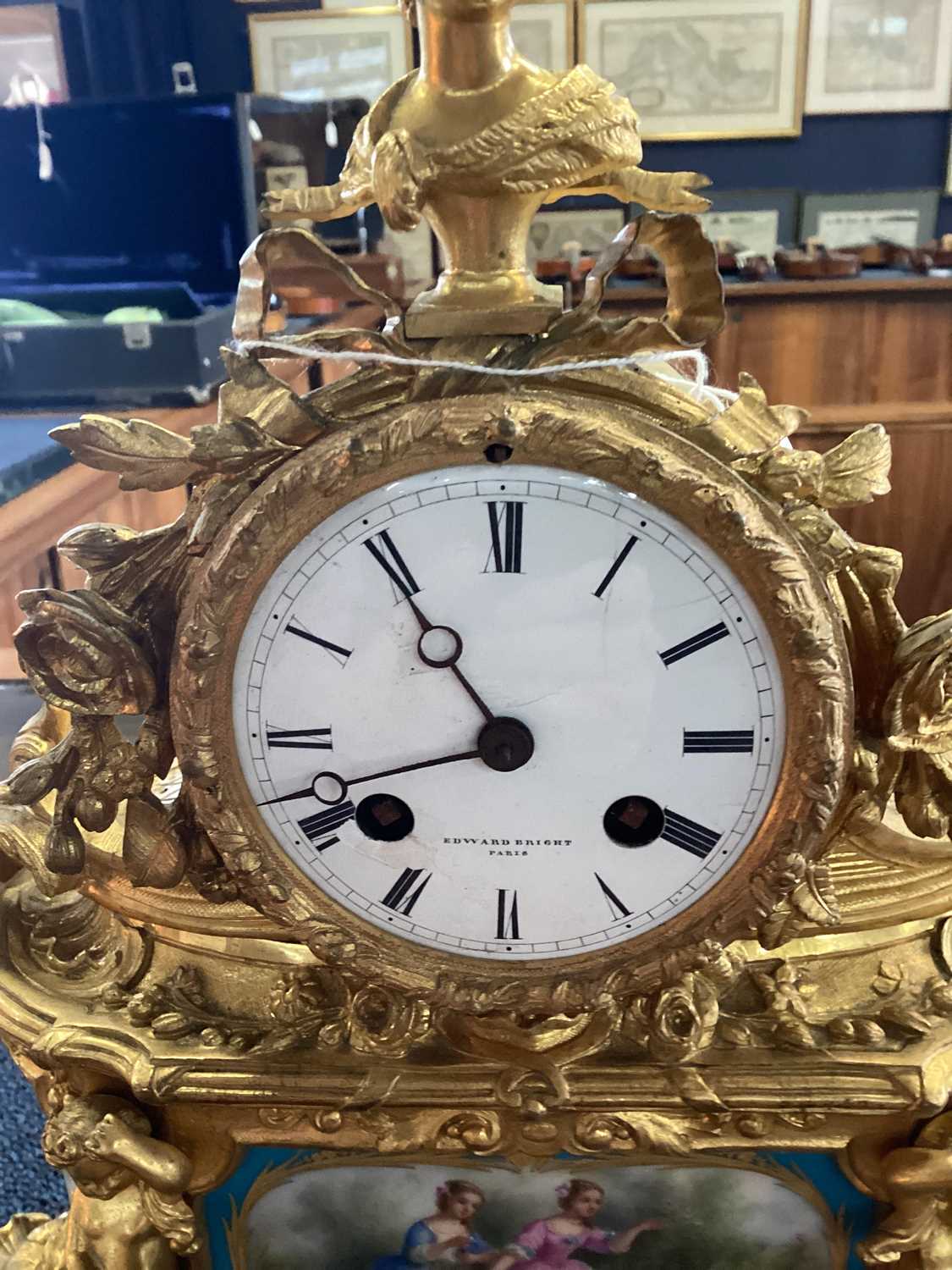 A LATE 19TH CENTURY FRENCH PORCELAIN AND ORMOLU MANTEL CLOCK - Image 5 of 9