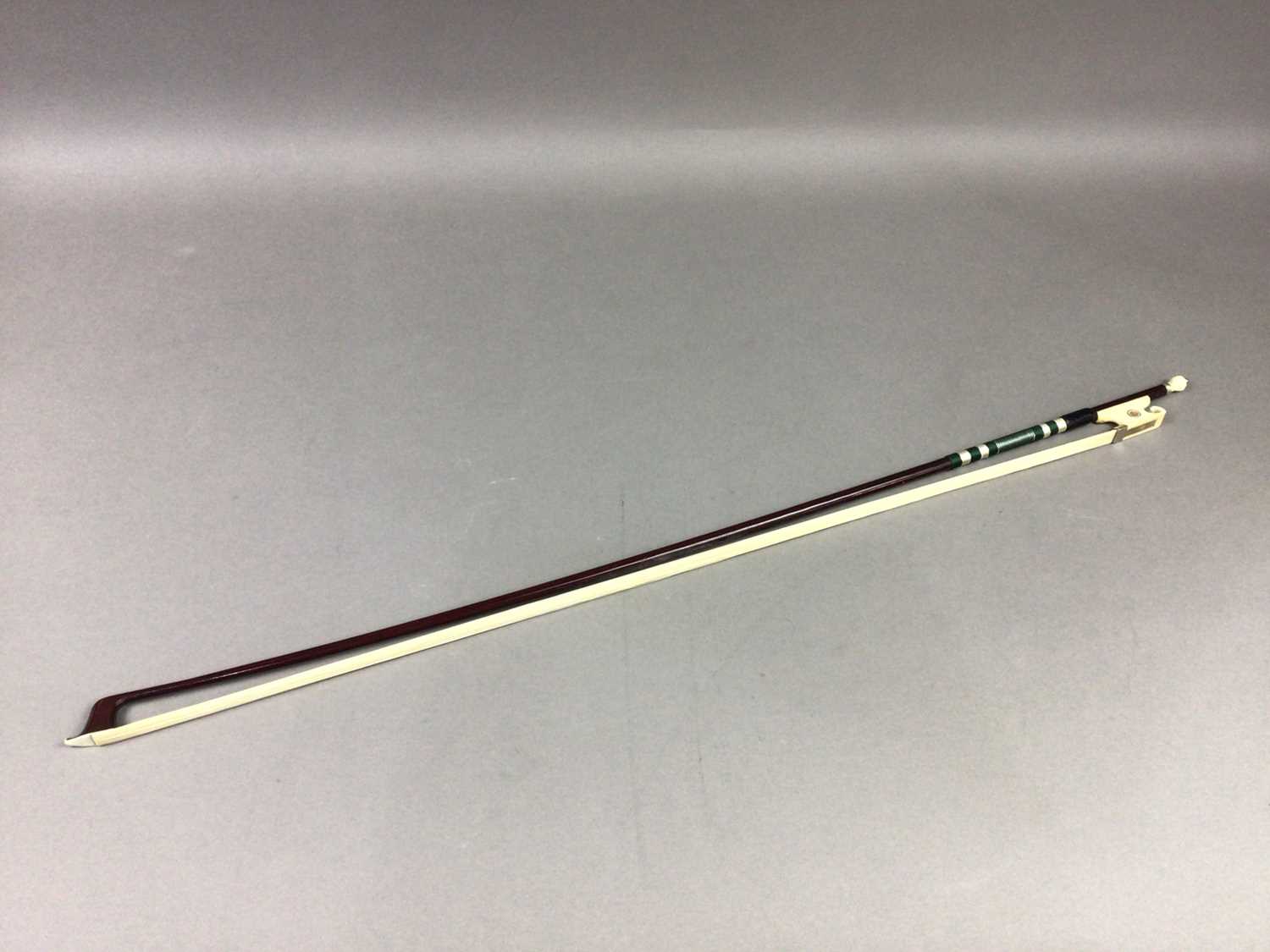 A 19TH CENTURY GERMAN BAROQUE VIOLIN BOW - Image 2 of 2