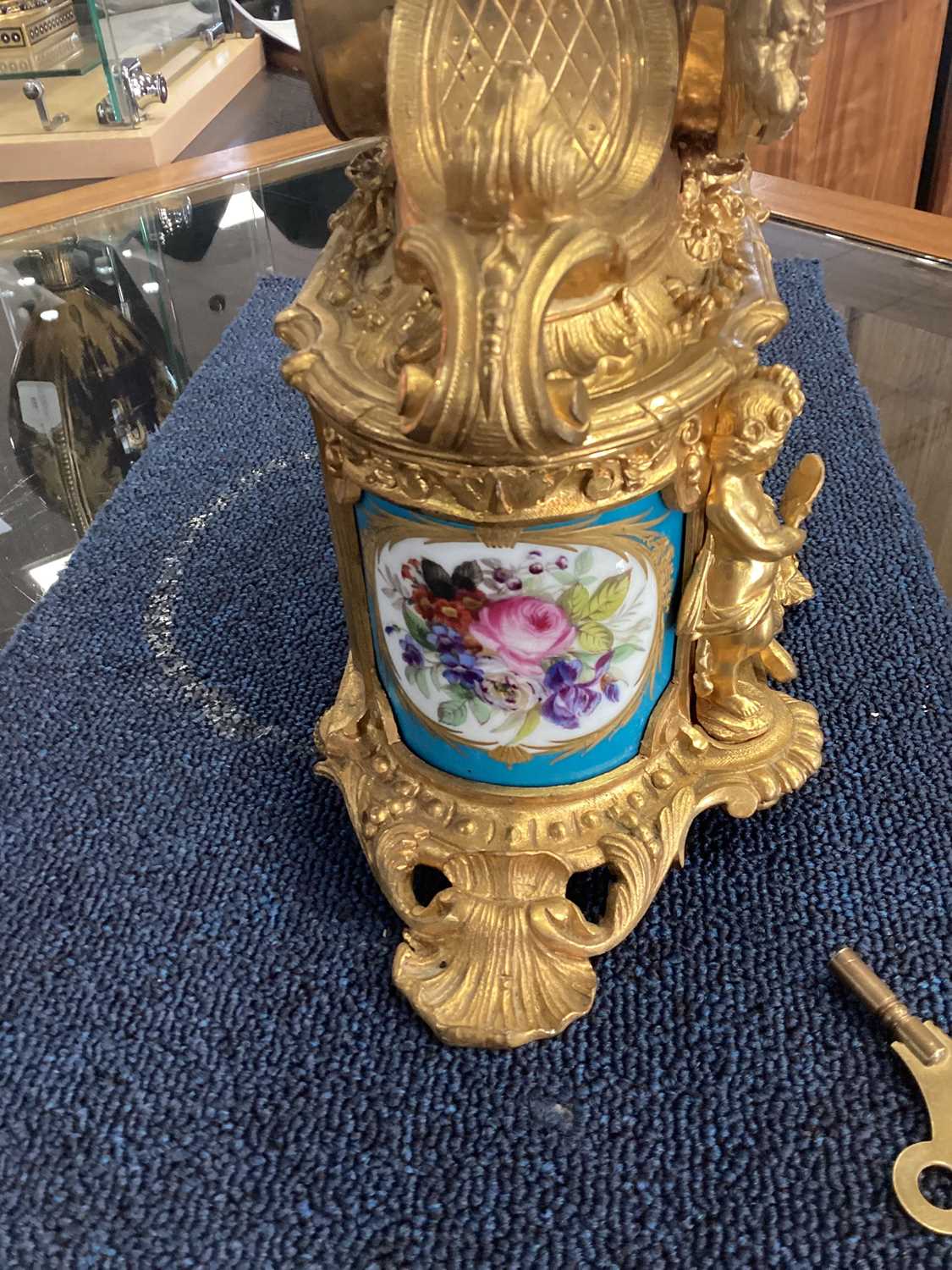 A LATE 19TH CENTURY FRENCH PORCELAIN AND ORMOLU MANTEL CLOCK - Image 4 of 9