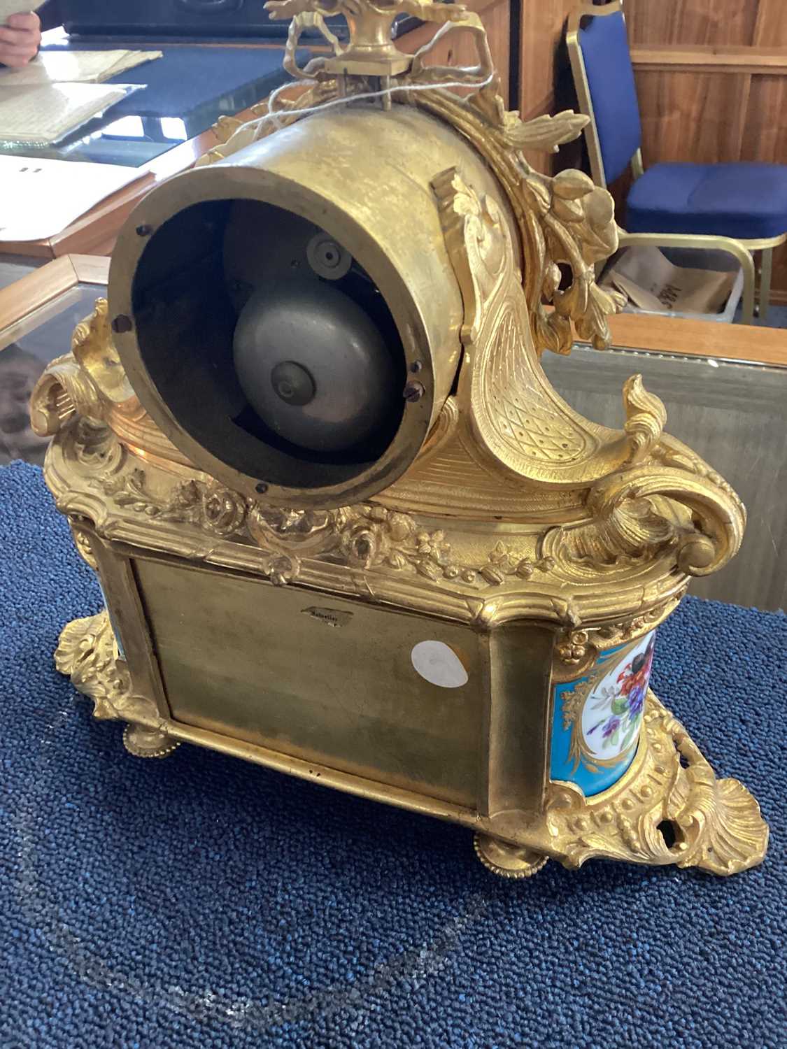 A LATE 19TH CENTURY FRENCH PORCELAIN AND ORMOLU MANTEL CLOCK - Image 9 of 9