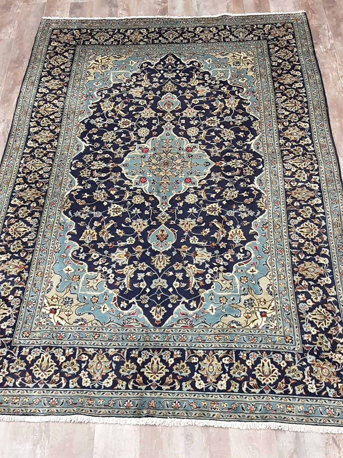 A PERSIAN KASHAN RUG - Image 2 of 4