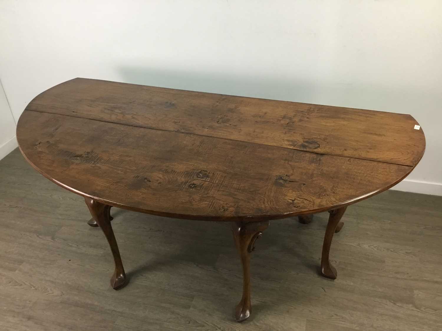 A GOOD OAK HUNT/WAKE TABLE BY NORFOLK CABINET MAKERS AND SET OF EIGHT DINING CHAIRS - Image 4 of 8