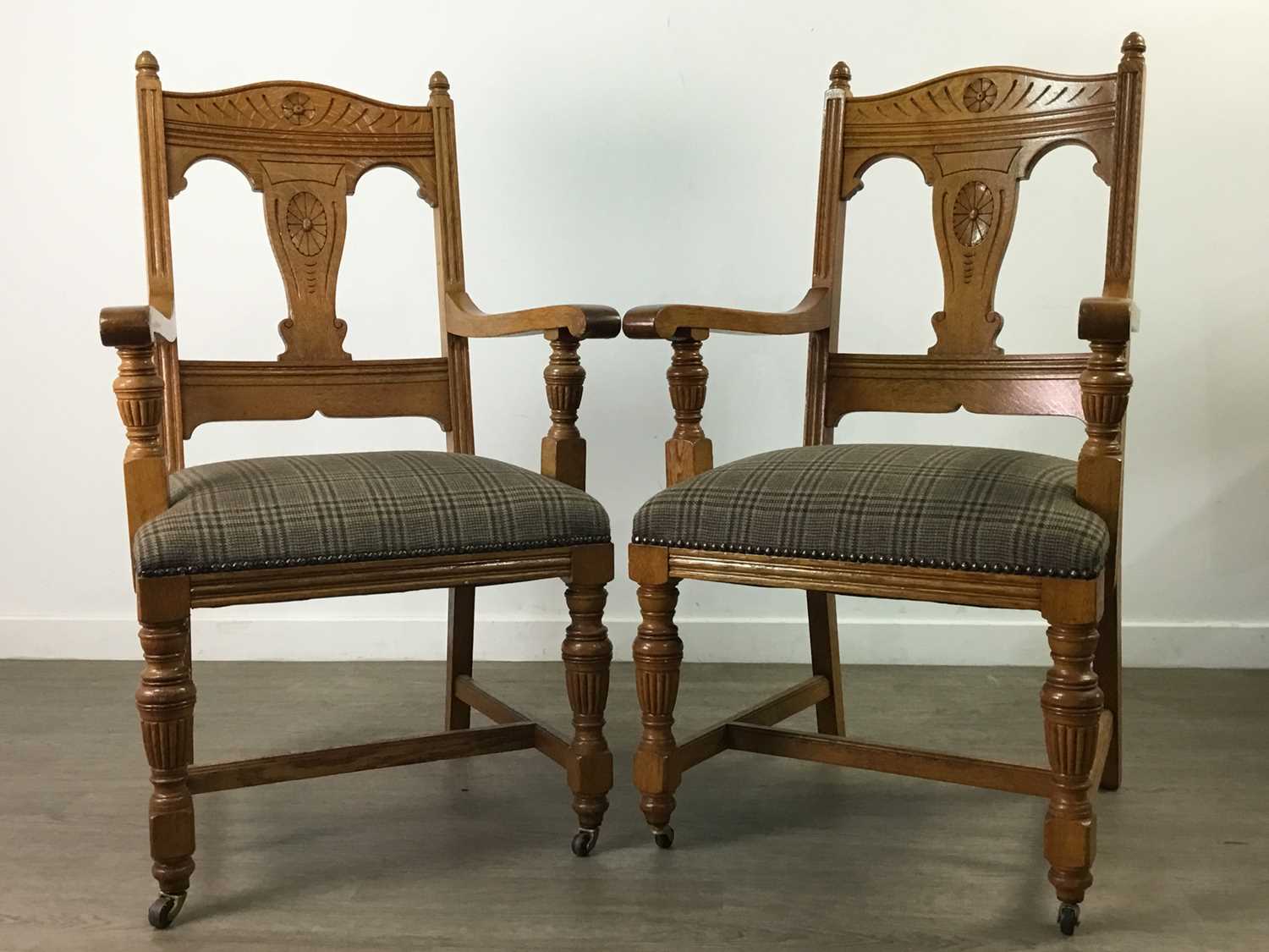 A GOOD OAK HUNT/WAKE TABLE BY NORFOLK CABINET MAKERS AND SET OF EIGHT DINING CHAIRS - Image 6 of 8