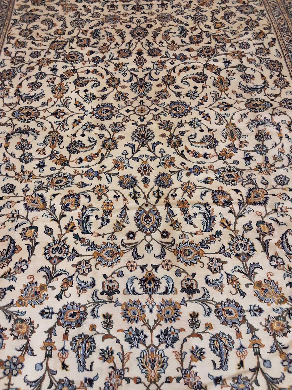 A PERSIAN KASHAN RUG - Image 3 of 4