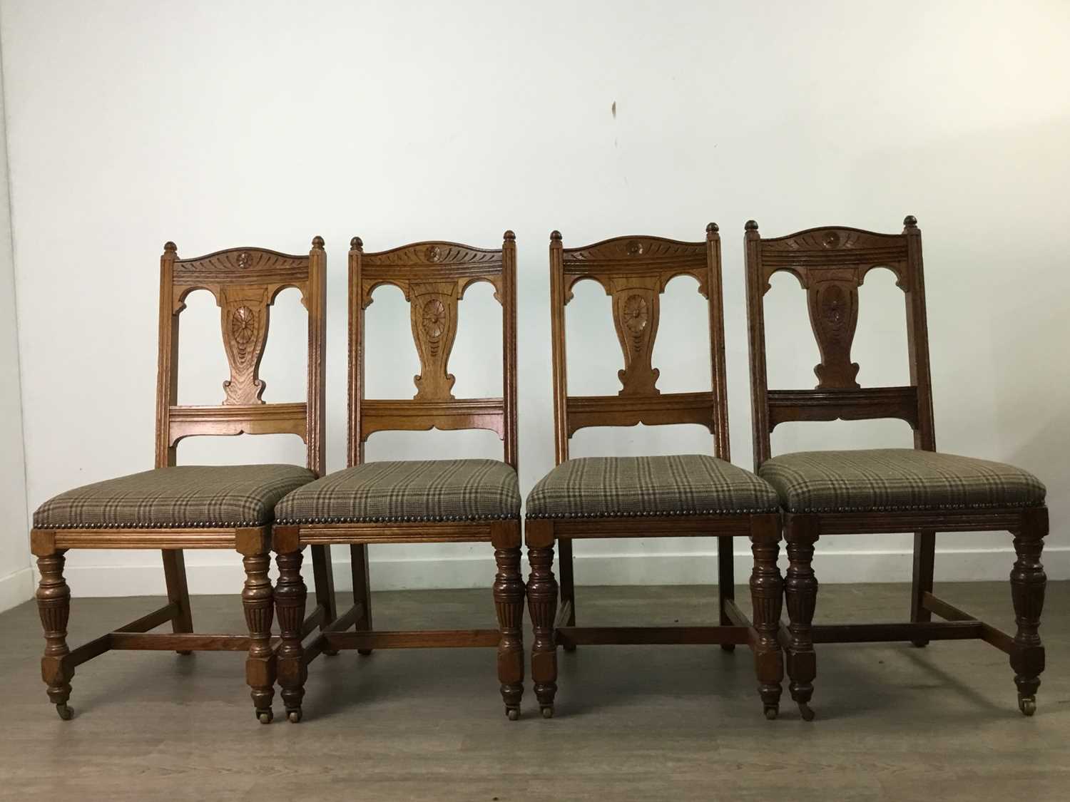 A GOOD OAK HUNT/WAKE TABLE BY NORFOLK CABINET MAKERS AND SET OF EIGHT DINING CHAIRS - Image 7 of 8