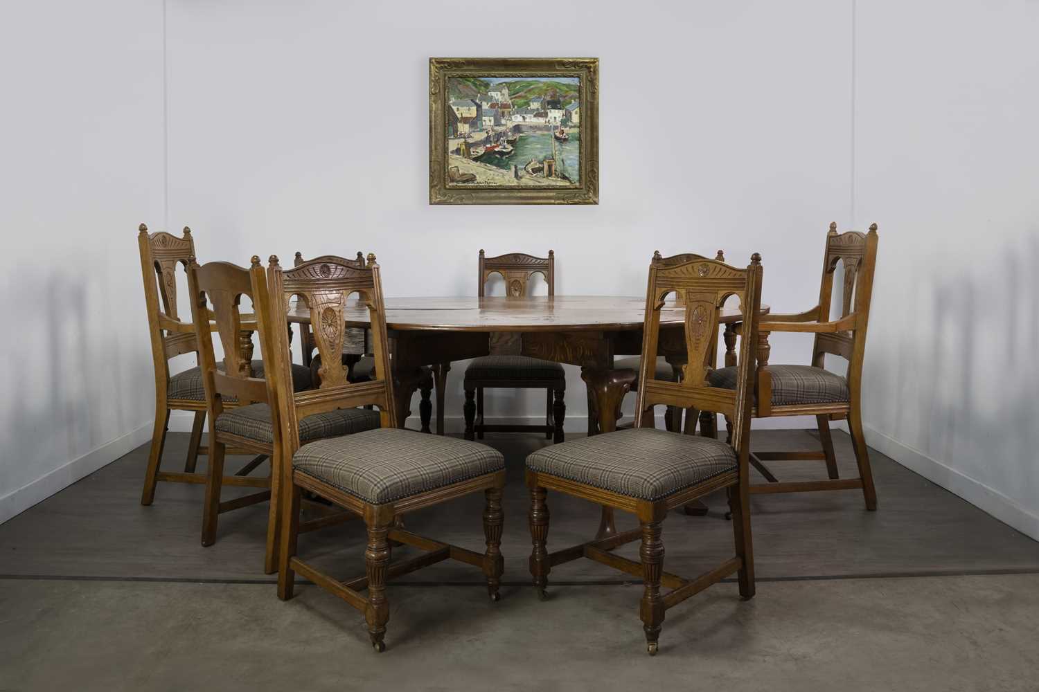 A GOOD OAK HUNT/WAKE TABLE BY NORFOLK CABINET MAKERS AND SET OF EIGHT DINING CHAIRS