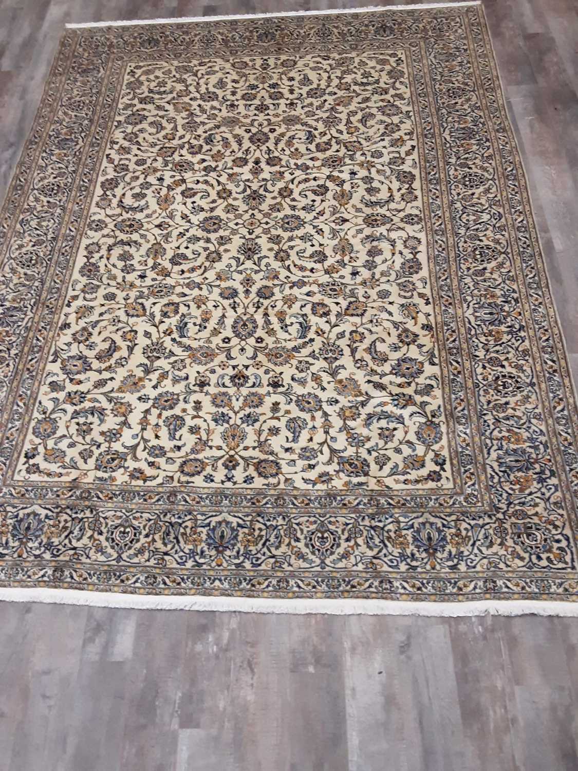 A PERSIAN KASHAN RUG - Image 2 of 4