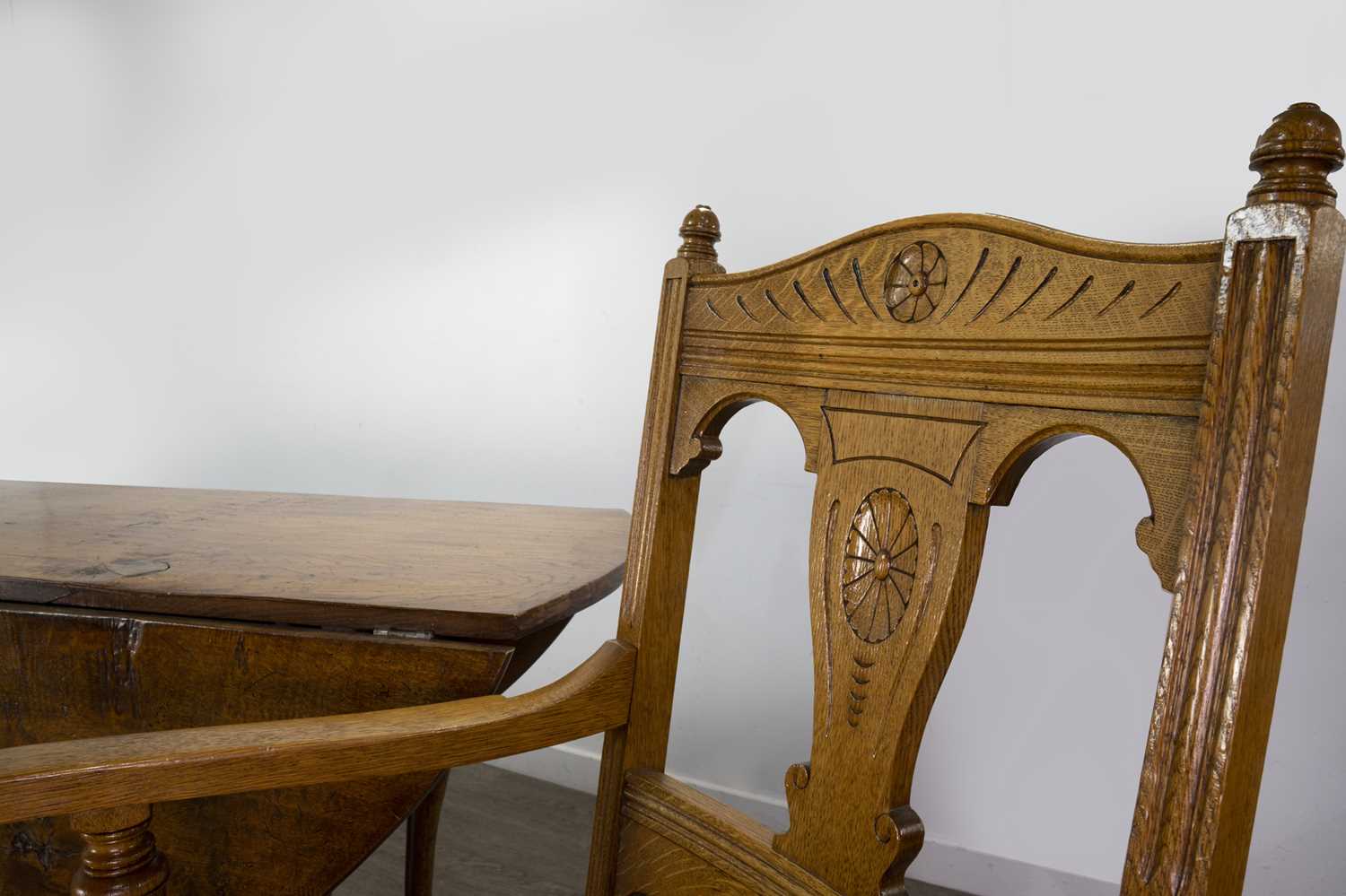 A GOOD OAK HUNT/WAKE TABLE BY NORFOLK CABINET MAKERS AND SET OF EIGHT DINING CHAIRS - Image 5 of 8
