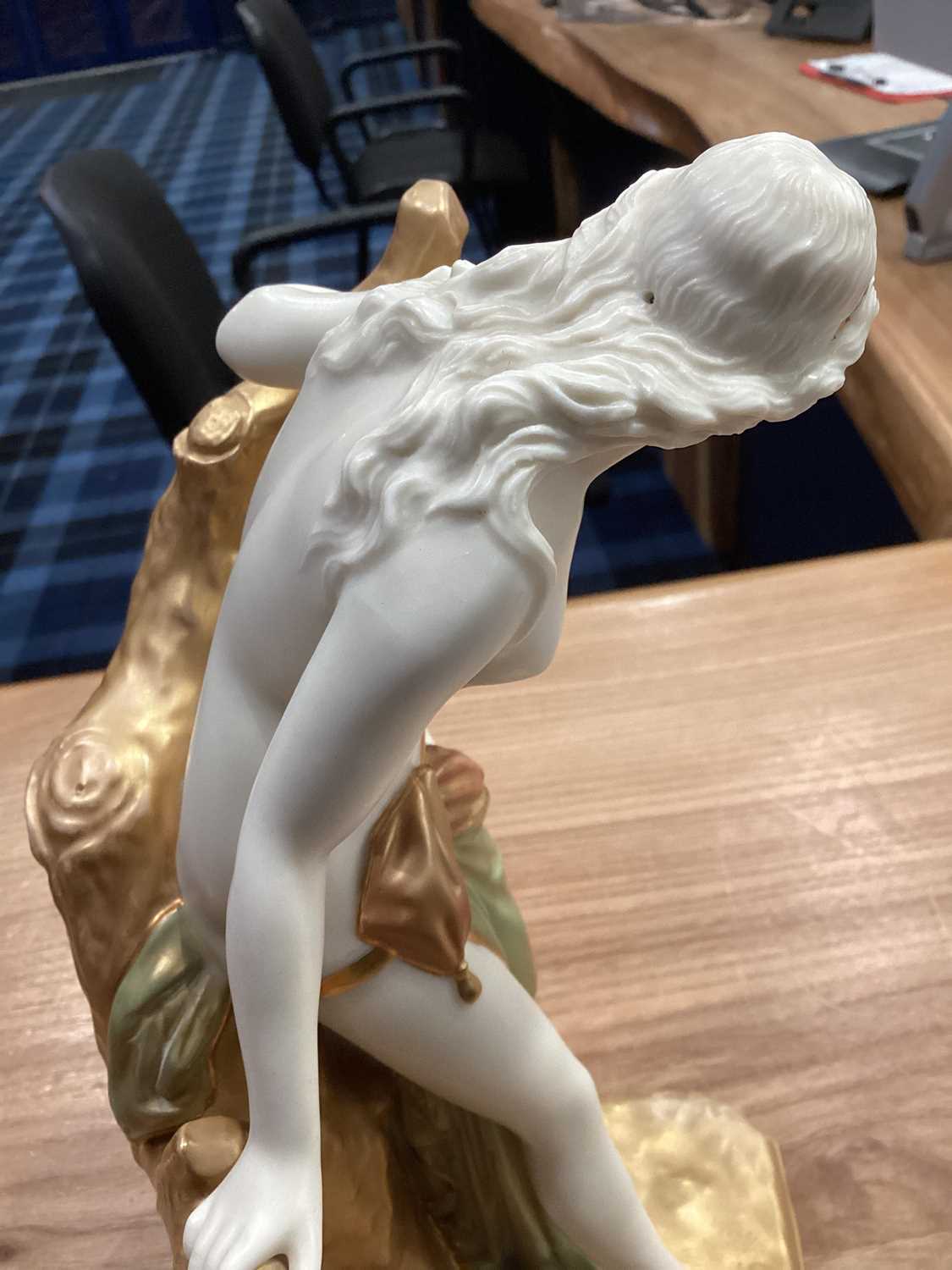 THE BATHER SURPRISED, A ROYAL WORCESTER FIGURE AFTER SIR TERENCE BROCK - Image 10 of 15