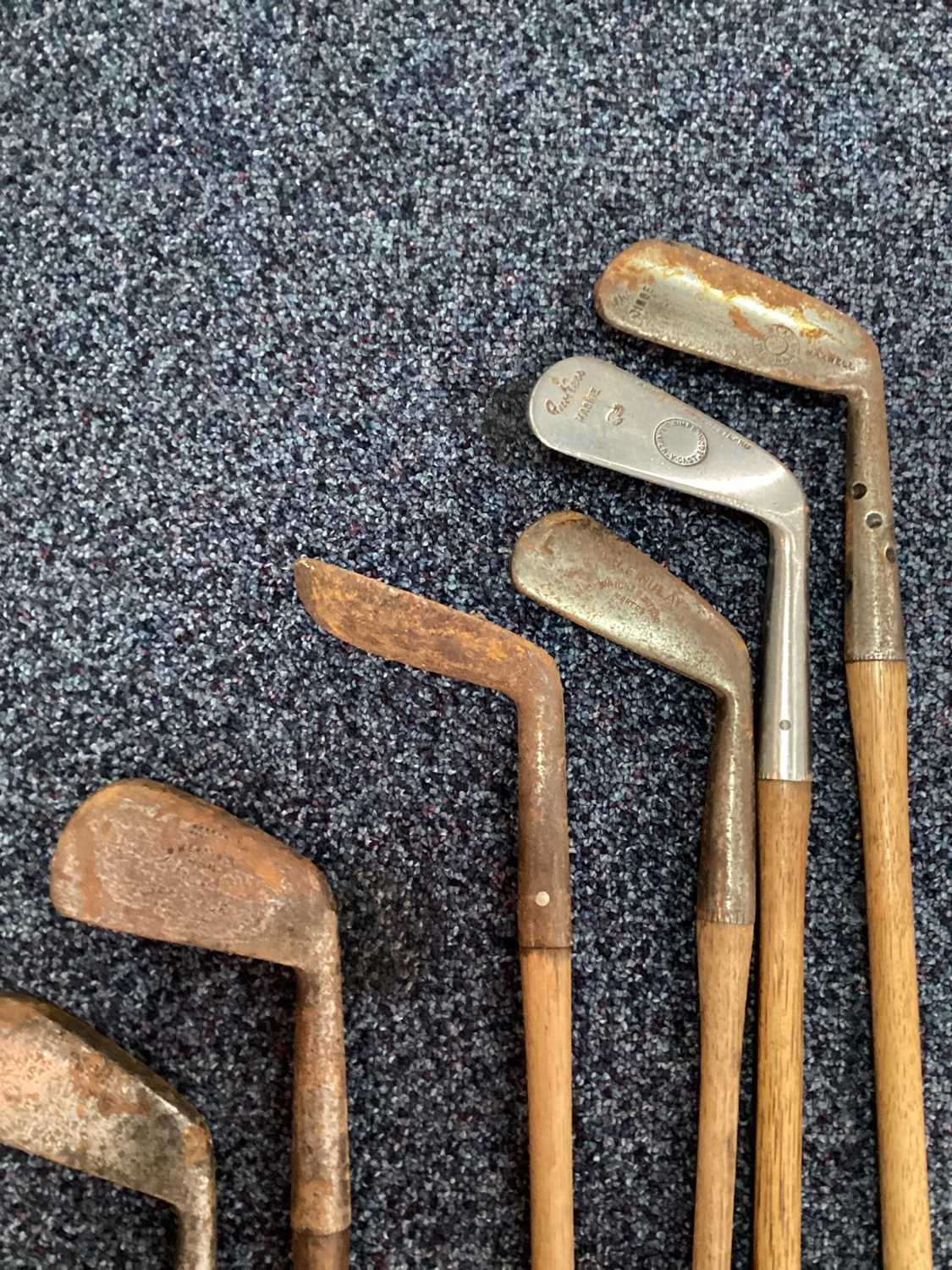 A COLLECTION OF LATE 19TH/EARLY 20TH CENTURY HICKORY SHAFTED GOLF CLUBS - Image 7 of 8