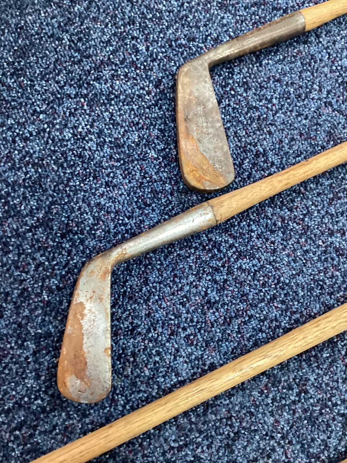 A COLLECTION OF LATE 19TH/EARLY 20TH CENTURY HICKORY SHAFTED GOLF CLUBS - Image 6 of 8