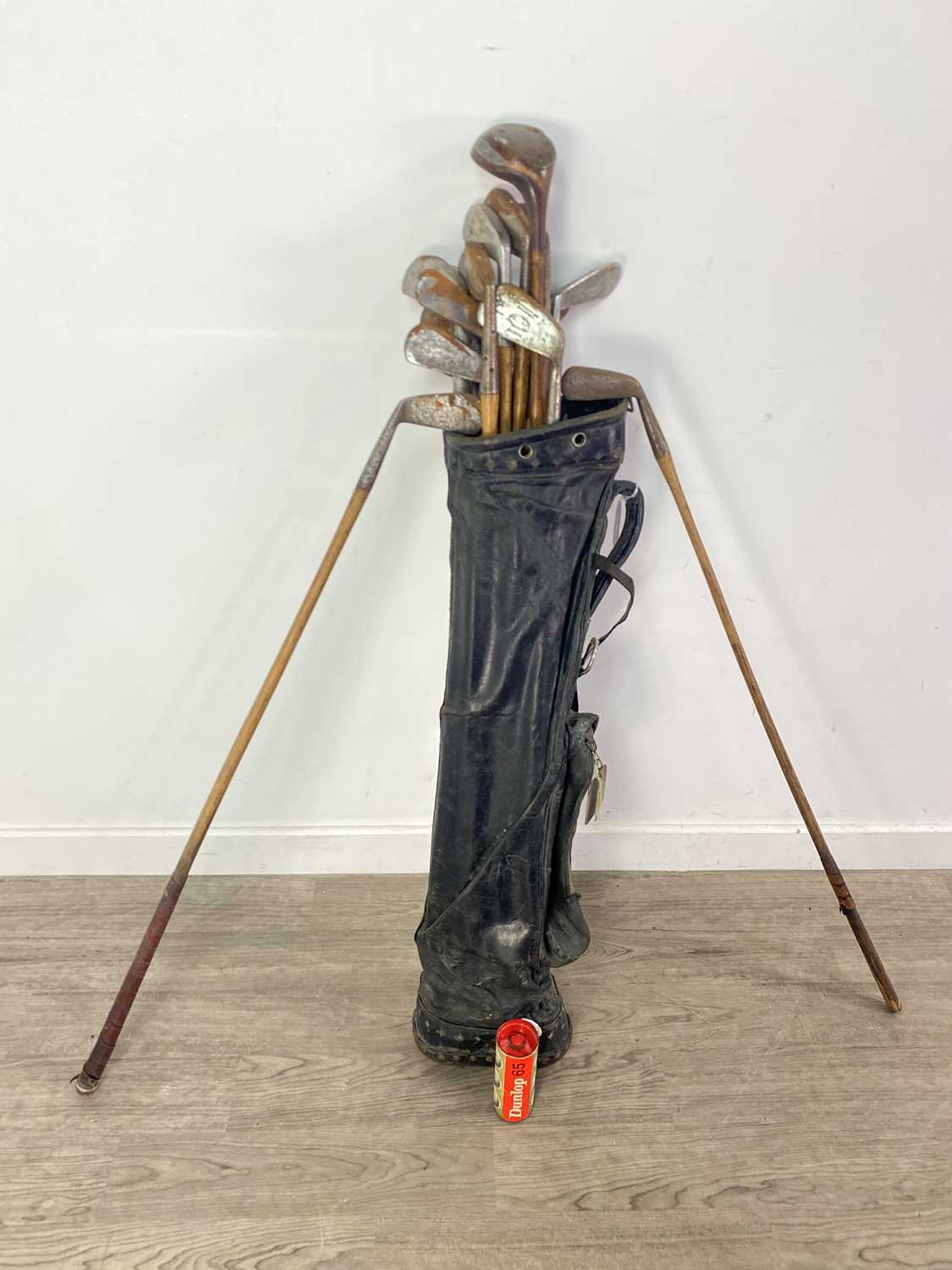 A COLLECTION OF LATE 19TH/EARLY 20TH CENTURY HICKORY SHAFTED GOLF CLUBS