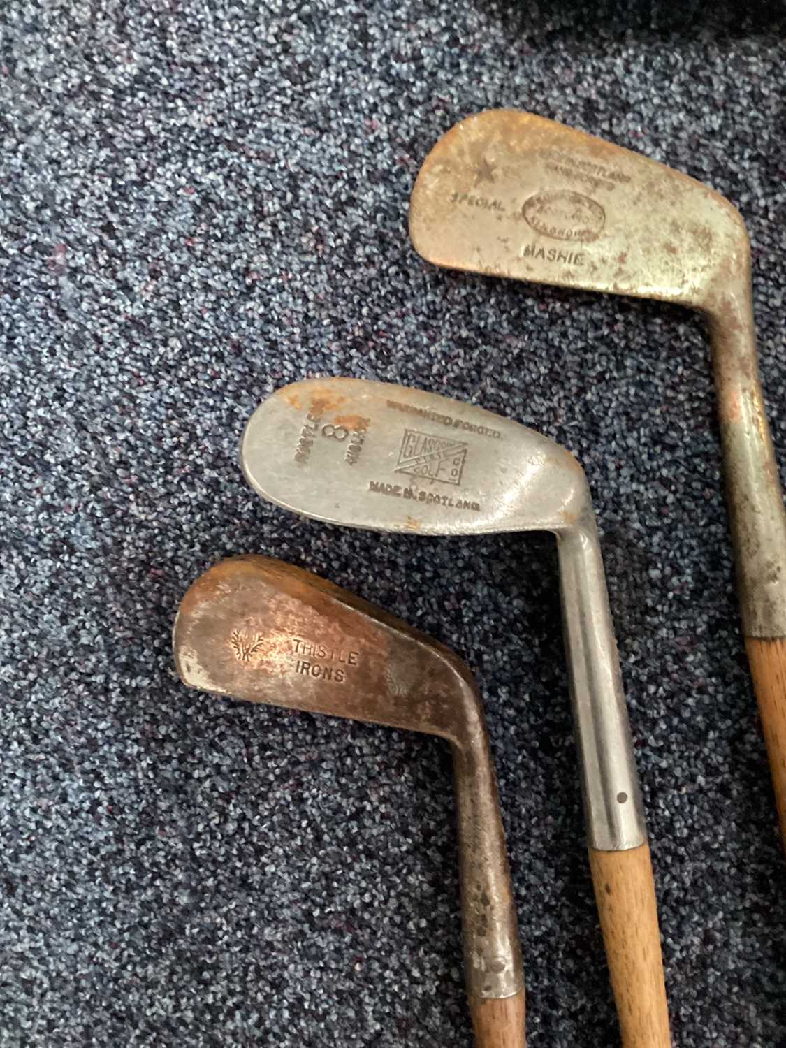 A COLLECTION OF LATE 19TH/EARLY 20TH CENTURY HICKORY SHAFTED GOLF CLUBS - Image 3 of 8