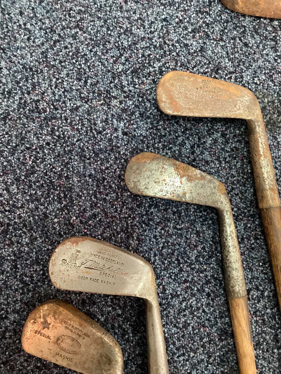 A COLLECTION OF LATE 19TH/EARLY 20TH CENTURY HICKORY SHAFTED GOLF CLUBS - Image 5 of 8