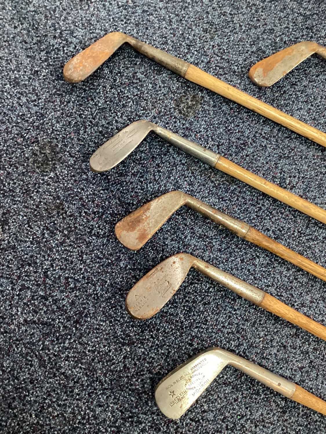 A COLLECTION OF LATE 19TH/EARLY 20TH CENTURY HICKORY SHAFTED GOLF CLUBS - Image 4 of 8