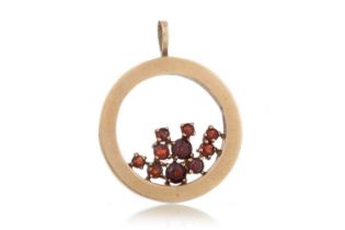 GARNET PENDANT, NINE CARAT GOLD,