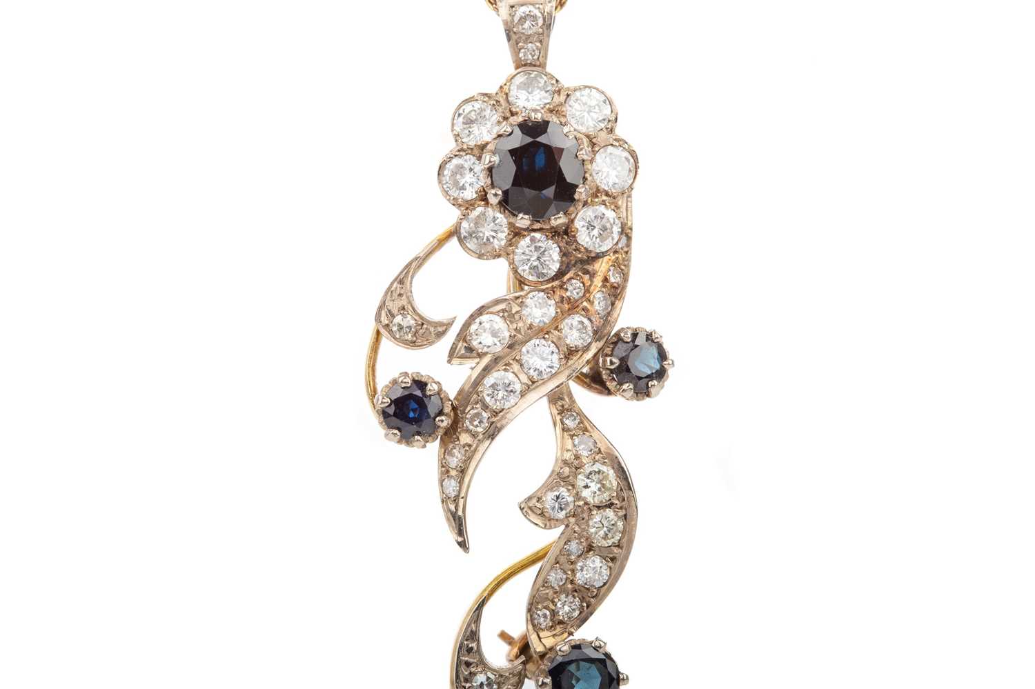 A SAPPHIRE AND DIAMOND PENDANT BROOCH