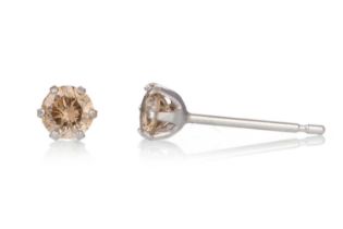 PAIR OF DIAMOND STUD EARRINGS,