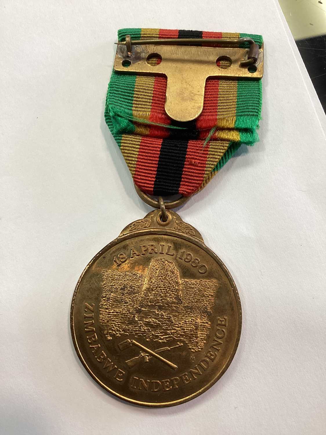 AN ELIZABETH II 1980 RHODESIA MEDAL AND ZIMBABWE INDEPENDENCE MEDAL - Image 7 of 7