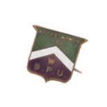 AN EARLY 20TH CENTURY SUFFRAGETTE ENAMEL BADGE