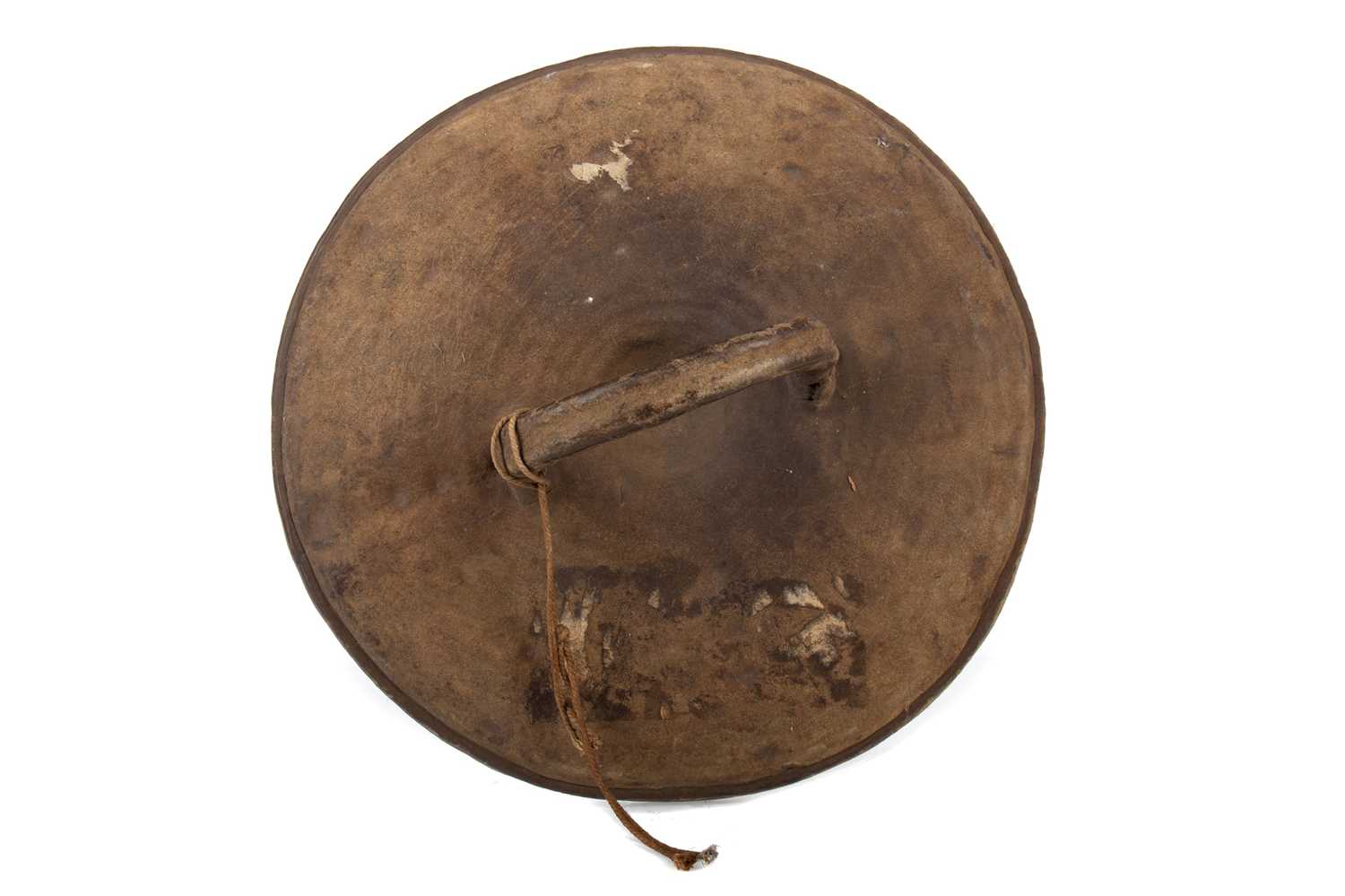 A LATE 19TH/EARLY 20TH CENTURY SOMALI TRIBAL LEATHER GASCHAN BUCKLER - Image 2 of 2