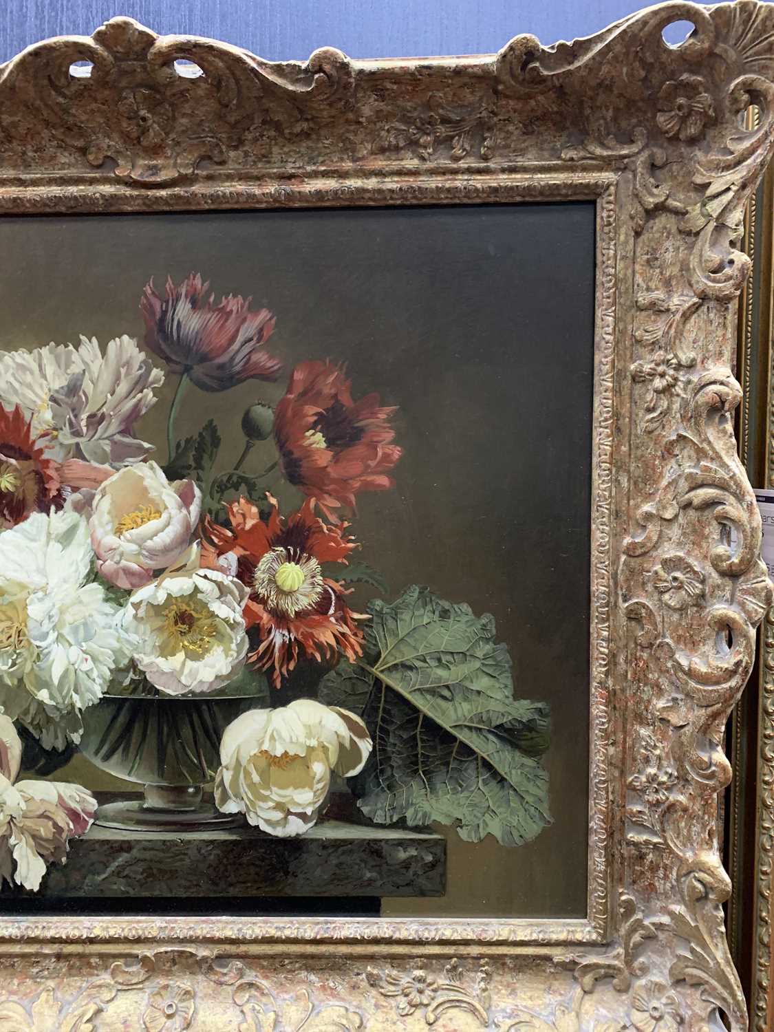POPPIES AND PEONIES IN A GLASS BOWL, AN OIL BY BENNETT OATES - Image 6 of 6