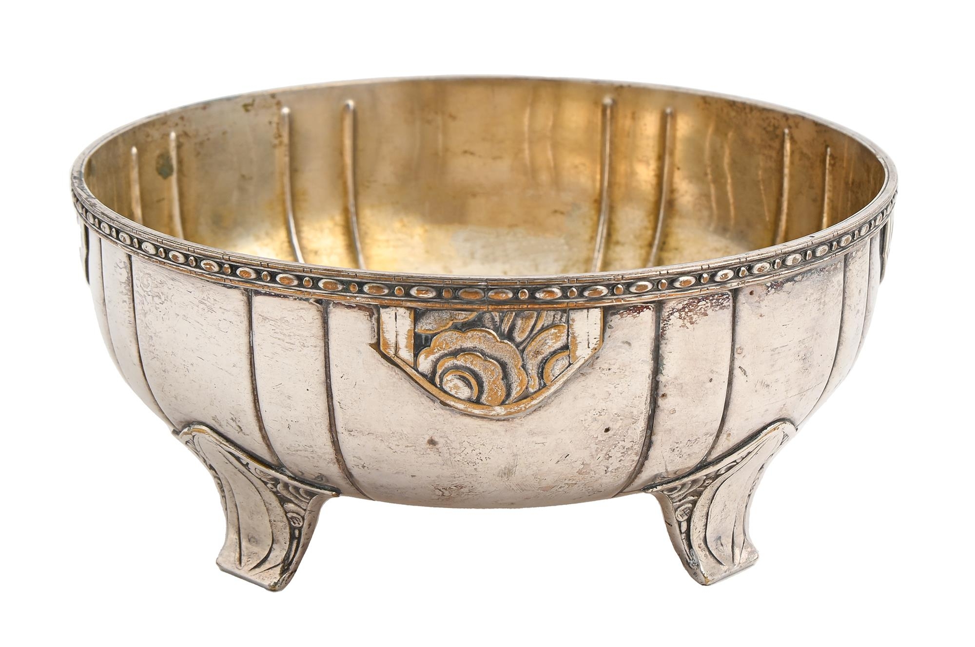 An Art Deco EPNS fruit bowl, c1925, on four incurved feet, 20.5cm diam, maker C J A Light wear and