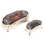 A graduated pair of George V silver-inlaid tortoiseshell-inset trinket boxes, of kidney shape, on