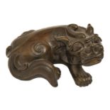 A South East Asian bronze sculpture of a dog of Fo, 10cm l Good condition