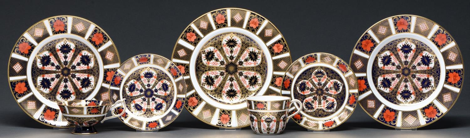 Two Royal Crown Derby Imari pattern teacups and saucers and three plates, late 20th c, largest plate