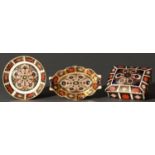 A Royal Crown Derby Imari pattern box and cover and two pin trays, late 20th c, box and cover 10.5cm