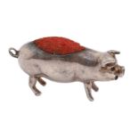 A silver pig novelty pin cushion, 20th c, 49mm l, marked 925 Good condition