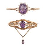 An amethyst and split pearl brooch, early 20th c, with amethyst drop in gold, 41mm l, marked 15ct