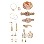 Miscellaneous gold articles, to include a cameo brooch, 23g Mostly in good condition