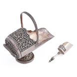 An Indian silver repousse sugar scuttle and scoop, early 20th c, 13cm h, 5ozs 17dwts Lightly