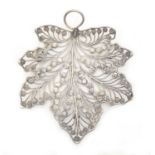 A leaf shaped silver wirework sweetmeat dish, c1900, on ball feet, 13.5cm l, 2ozs 10dwts Good