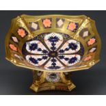 A Royal Crown Derby Imari pattern dolphin comport, third quarter 20th c, 26.5 x 26.5cm First