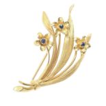 A sapphire flower brooch, in gold, 53mm, marked 750, 8.1g Good condition