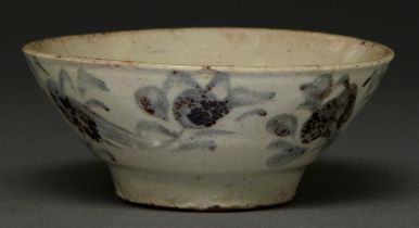 A Chinese Swatow Ware bowl, Ming Dynasty, 17th c, painted in underglaze blue with stylised