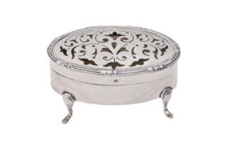 An Edwardian oval silver lavender seed pot pourri box, on three feet, 67mm, by Elkington & Co Ltd,