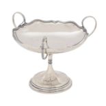 An Edwardian silver cake stand, with applied reeded rim and swing handles, 16.5cm h, by James